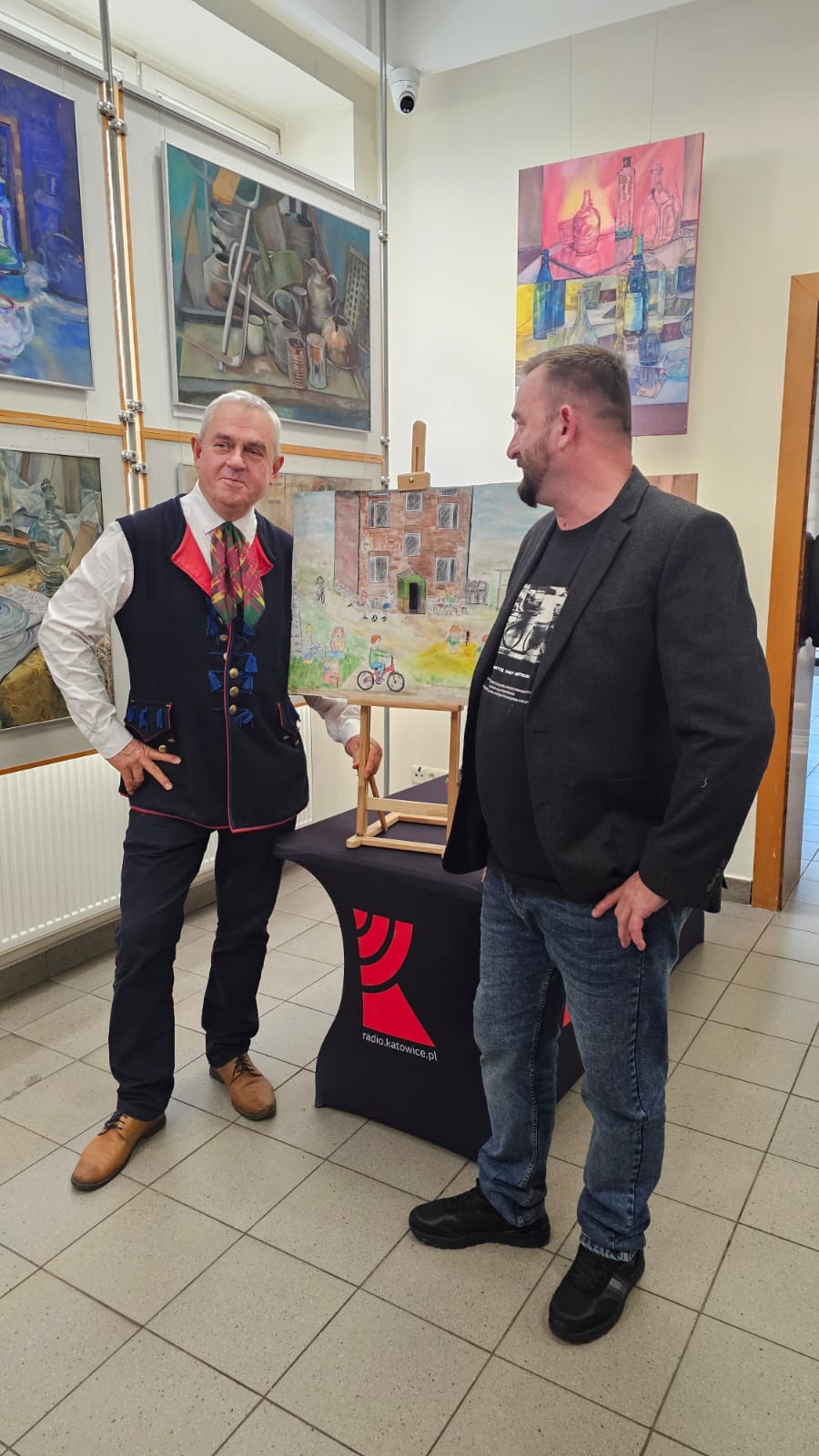 Finaliści konkursu w strojach śląskich na scenie